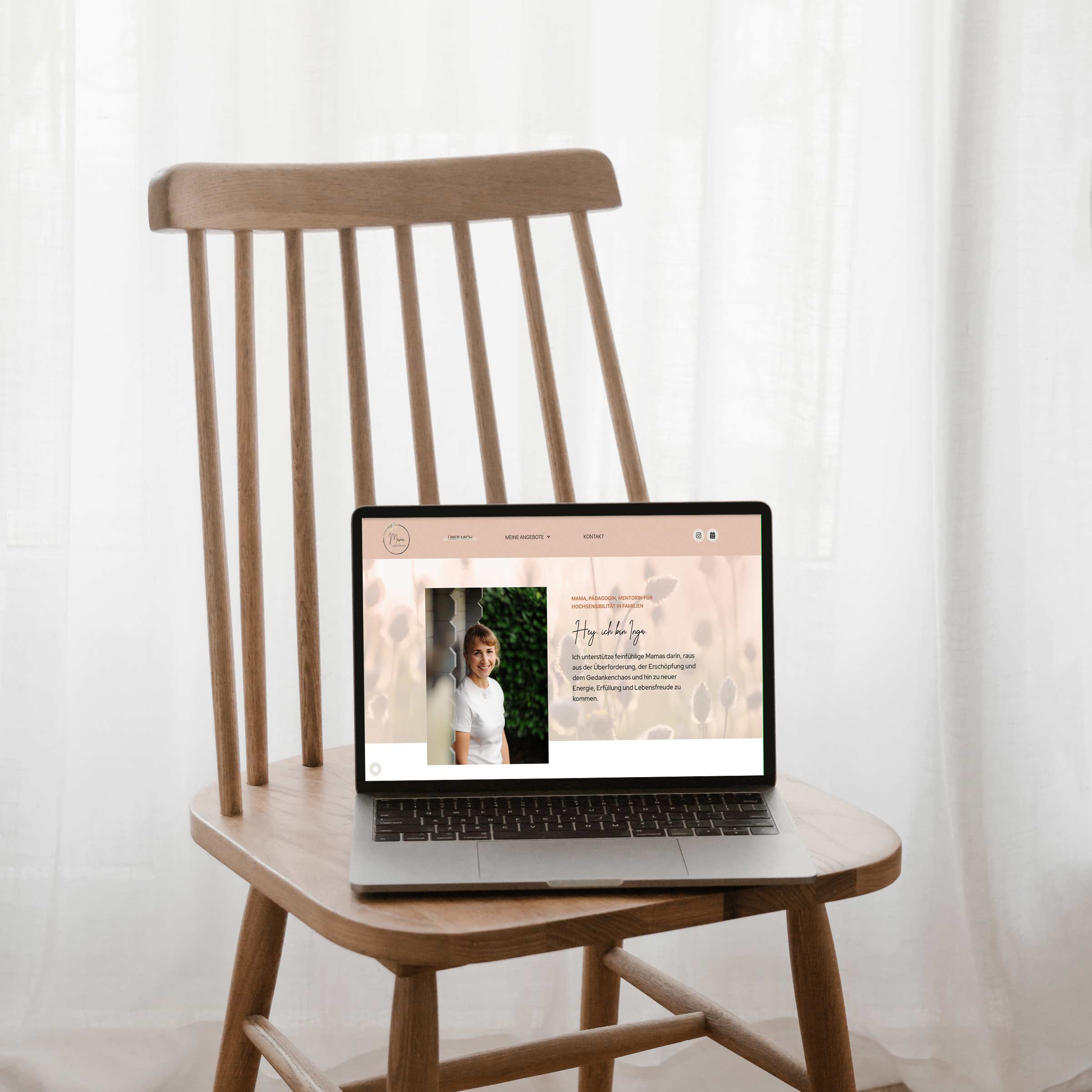 Website bauen lassen: Laptop auf Stuhl