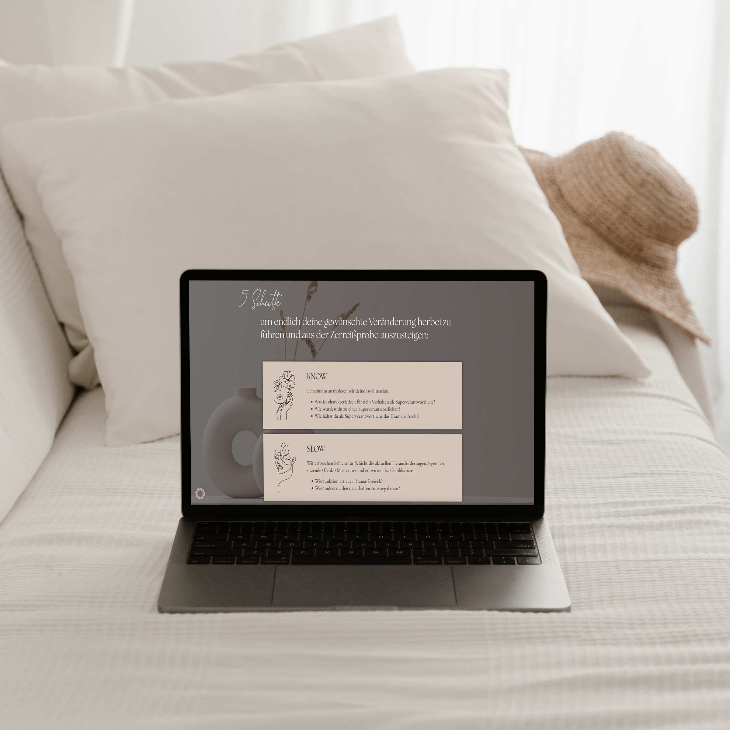 Website bauen lassen: Laptop mit Kissen