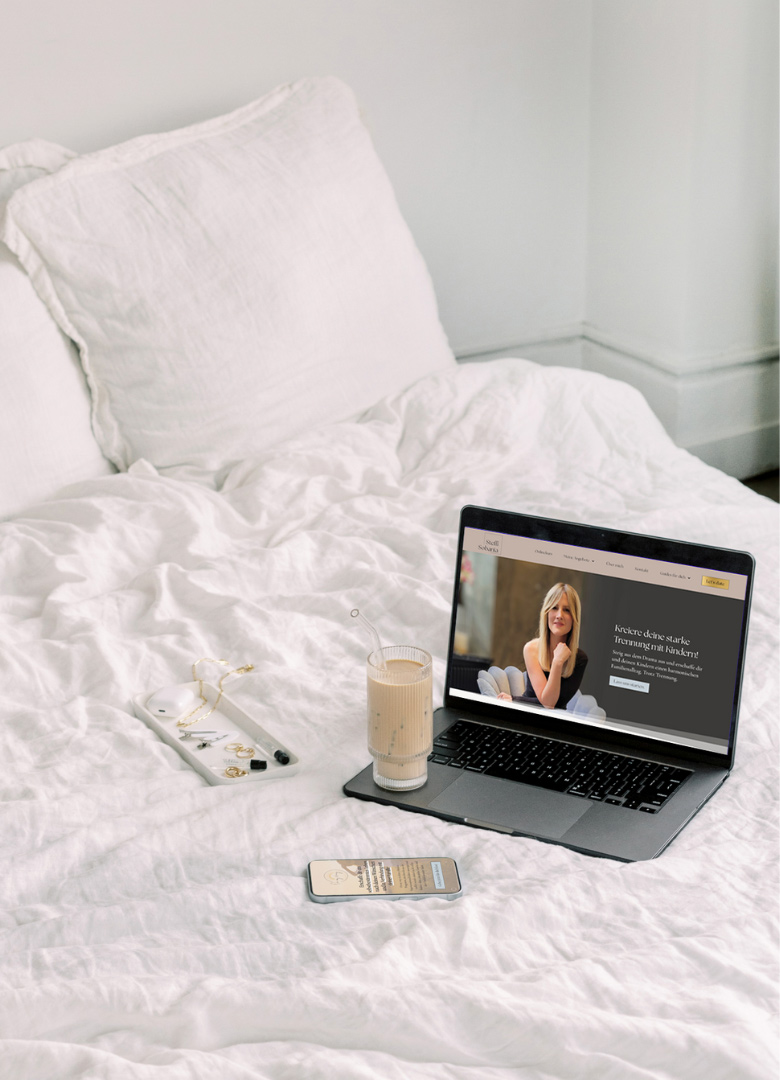 Website mit Texten: Laptop im Bett