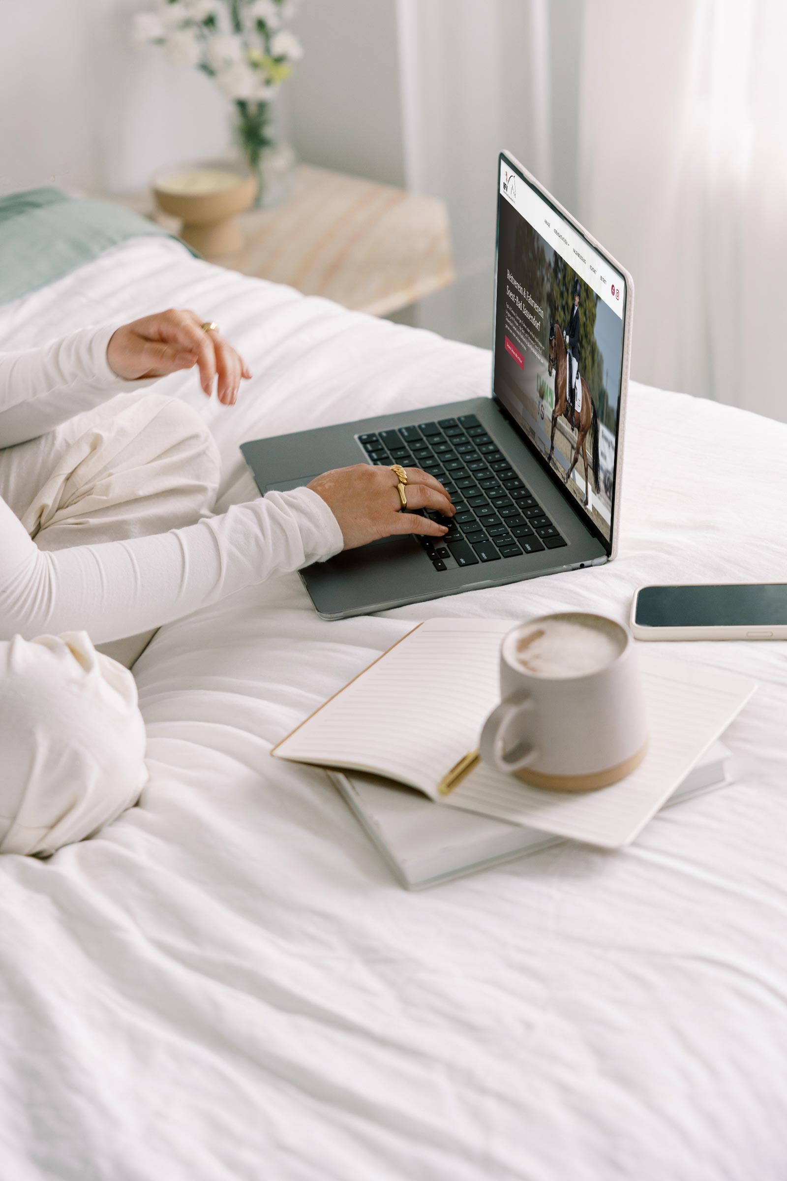 WordPress-Website erstellen lassen: Laptop und Kaffee
