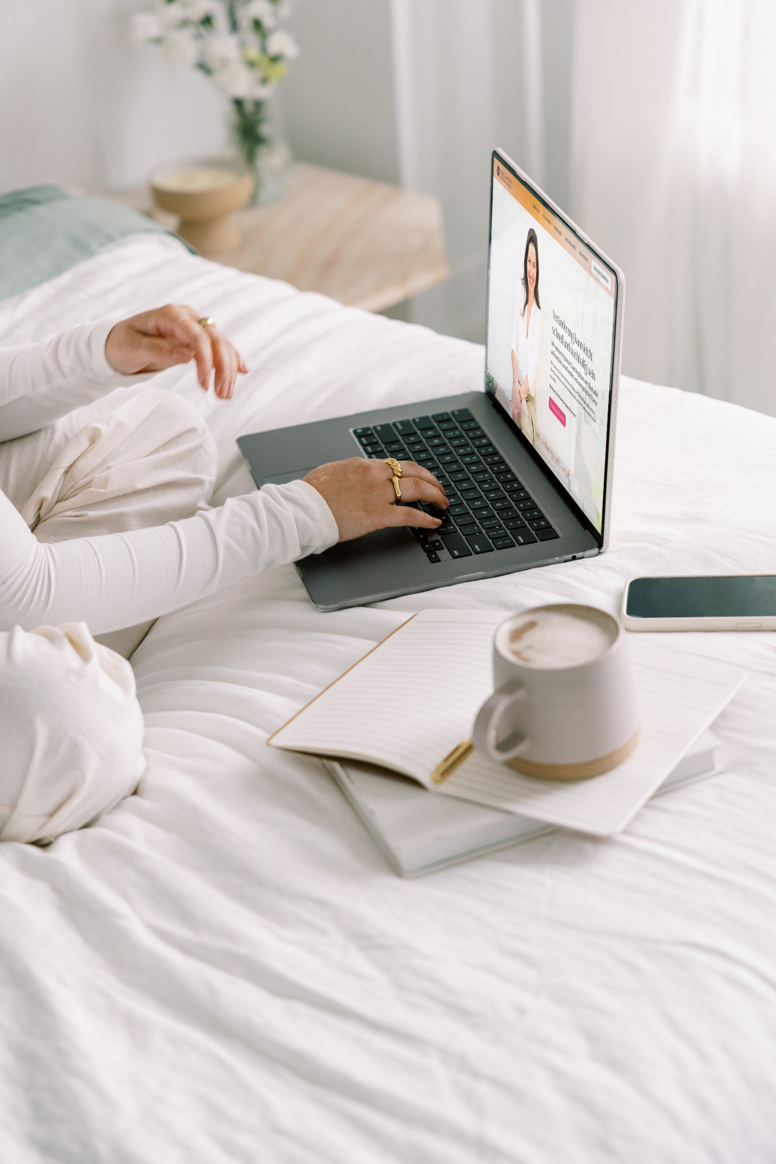 Onepager erstellen lassen: Frau am Laptop