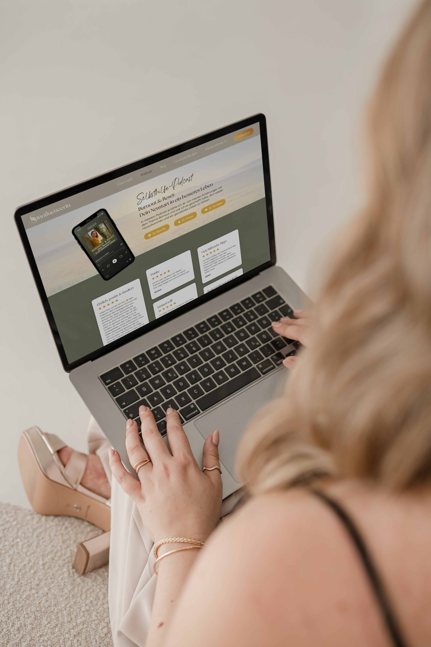 Premium Webdesign Laura mit Laptop scaled